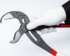 Использование клещей переставных с механизмом быстрой фиксации Voll Cobra 16 (400 мм), CrV Использование клещей переставных с механизмом быстрой фиксации Voll Cobra 16 (400 мм), CrV